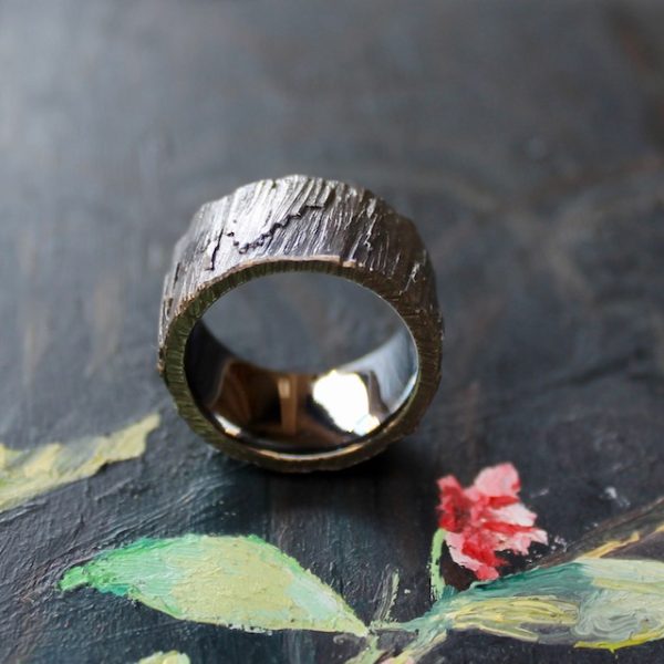 Marion Knorr Roh Ring, 12 mm breit und 2,5 mm hoch, aus Silber geschwärzt, wilde ehe ringe