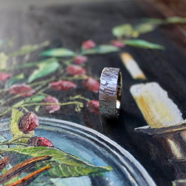 Marion Knorr Roh Ring, 8 mm breit und 2 mm hoch, aus Silber hell rhodiniert, wilde ehe ringe, die Oberfläche ist roh wie eine grob verputzte Wand, die Oberfläche gestalten Sie durch Ihr Tragen selber.