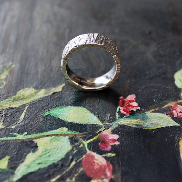 Marion Knorr Roh Ring, 8 mm breit und 2 mm hoch, aus Silber hell rhodiniert, wilde ehe ringe, die Oberfläche ist roh wie eine grob verputzte Wand, die Oberfläche gestalten Sie durch Ihr Tragen selber.