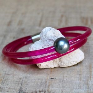 Monika Seitter: Collier Apollo Kunststoff-Armband 2-fach gewickelt, pink mit Tahiti-Perle und Magnetverschluss