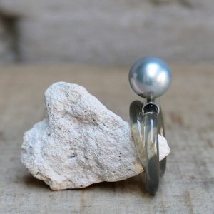 Monika Seitter Apollo Ring hellgrau Kunststoff zweifach gewickelt Silber mit Tahiti Perle Designerin Düsseldorf