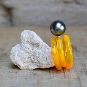 Monika Seitter Kunststoff Ring mit Tahiti Perle auf Silber Design Düsseldorf