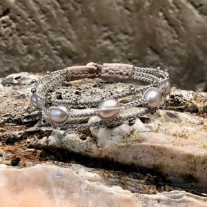 Dreireihiges Armband von saami crafts auf Silberzinnfaden mit 5 Süßwasserperlen, silber, fliederschimmernd und kleinen Silberkugeln, handgemacht, made in germany, individuell, sonderanfertigung