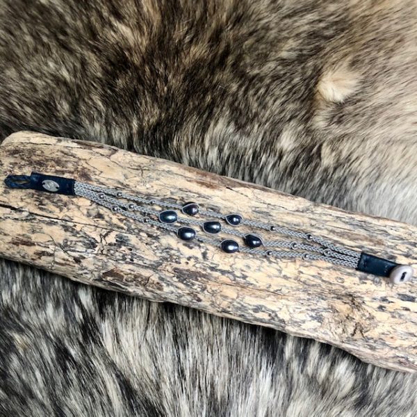 Haarhaus saami crafts Armband handgefertigt dreireihig mit 5 bläulichen Süßwasserperlen leicht barock , Lederenden Farbe Dunkelblau, Unikat, Rentierknopf