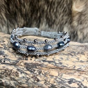 Haarhaus saami crafts Armband handmade dreireihig mit 5 dunklen Süßwasserperlen leicht barock Multifarben und kleinen Silberkugeln